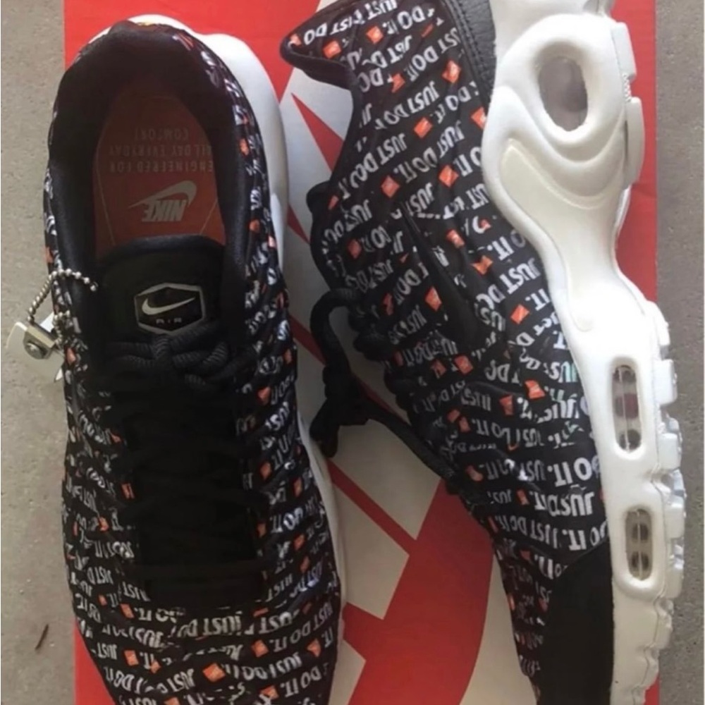 New women’s Nike Sz 6 shoes Air Max plus